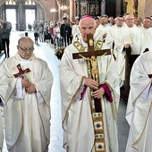 Biskup i jego koledzy z seminarium otrzymali pamiątkowe krzyże.