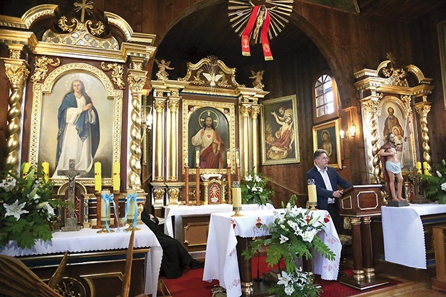 Jednorodne wnętrze ukazuje pietyzm braci kapłanów  przy wyposażaniu. Ołtarze specjalnie zamówione do tego kościoła, obrazy specjalnie namalowane dla tego miejsca.