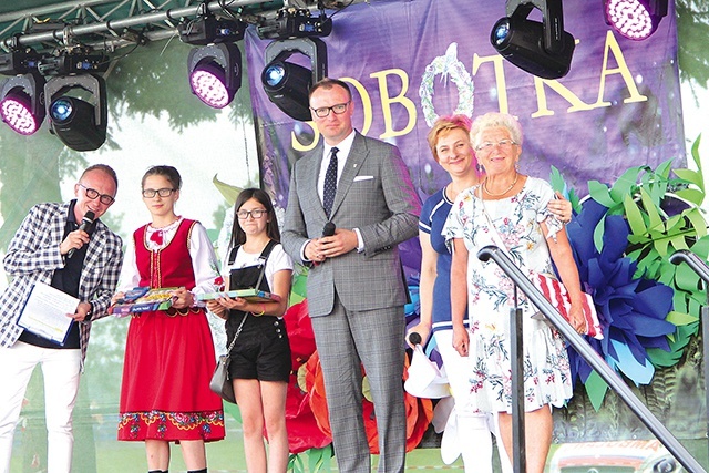 Pierwsze miejsce w konkursie na najpiękniejszy wianek zajęła Henryka Jurczak (z prawej). Obok stoją Agnieszka Gryzek i Kamil Dziewiarz.