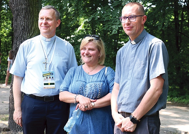 Od lewej: bp Piotr Turzyński, Ilona Jaroszek, dyrektor Muzeum Wsi Radomskiej, i ks. Mariusz Wilk.
