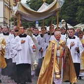 W wędrówce za Jezusem Eucharystycznym, którą prowadził metropolita, uczestniczyło kilka tysięcy osób.