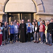 30-osobową grupę tuż przed odjazdem pobłogosławił abp Wiktor Skworc.