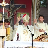 Na zakończenie Mszy św. bp Piotr Libera udzielił papieskiego błogosławieństwa i związanego z nim przywileju odpustu zupełnego.
