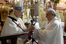 Biskup Ignacy wręczył statuetkę ks. Szajdzie w czasie konferencji dziekanów w świdnickiej katedrze.