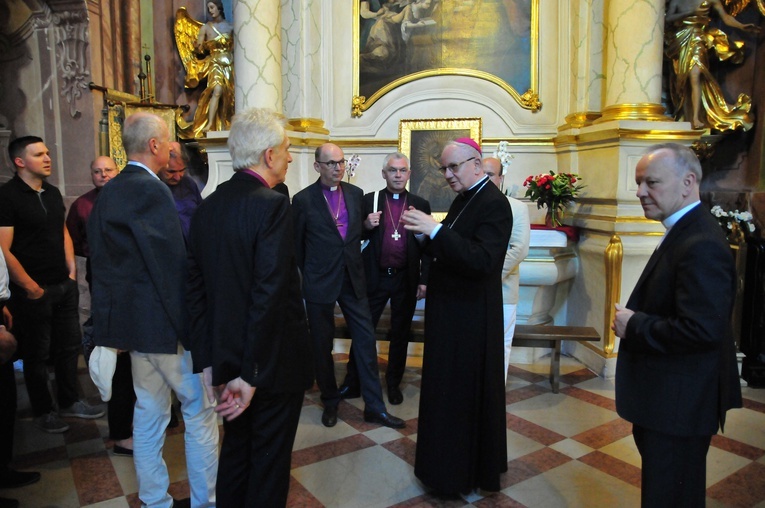 Biskupi starokatoliccy podczas zwiedzania archikatedry lubelskiej.