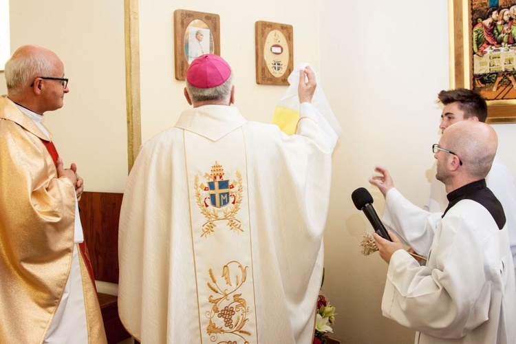 Odsłonięcie tablicy z umieszczonymi w niej relikwiami św. Jana Pawła II.