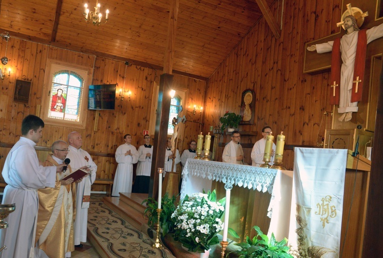 Nowy wystrój ołtarza głównego z figurą Chrystusa Kapłana poświęcił ks. Szymon Mucha, kustosz sanktuarium Matki Bożej Różańcowej w Wysokim Kole.