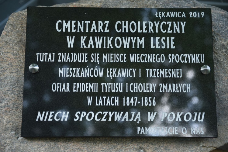Tablica zostanie umieszczona na cmentarzu w Kawikowym Lesie.