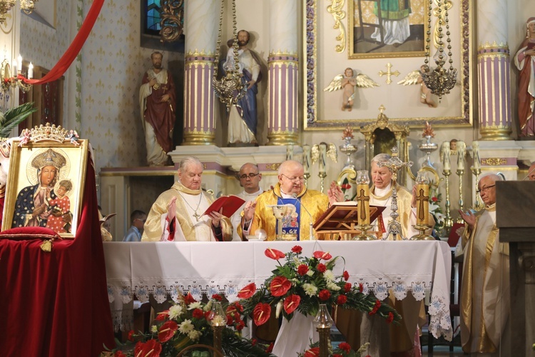 Modlitwom przy królewskim wizerunku MB Kazimierzowskiej przewodniczył kard. Stanisław Dziwisz.