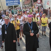 ▲	Rozpoczęcie ubiegłorocznej pielgrzymki z Zielonej Góry na Jasną Górę. Na zdjęciu na pierwszym planie (od lewej): ks. Krzysztof Kocz, bp Tadeusz Lityński i ks. Zygmunt Zimnawoda.