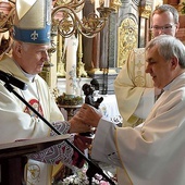 ▲	Biskup Ignacy Dec wręczył statuetkę świdnickiemu duszpasterzowi w czasie konferencji dziekanów.