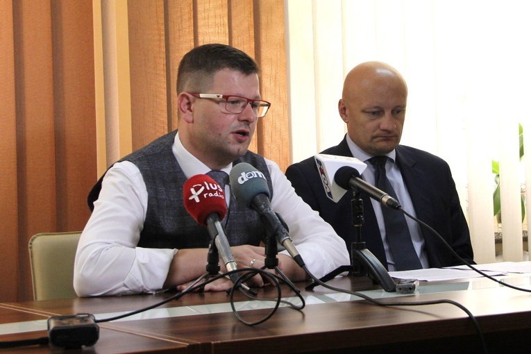 O tym, jak składać wnioski i komu zasiłki przysługują, mówili Jerzy Zawodnik, wiceprezydent Radomia, i Marcin Gierczyk (z prawej).