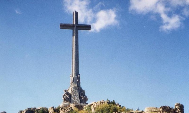 Hiszpania: zagrożeni benedyktyni i krzyż w Dolinie Poległych 