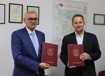 Burmistrz Sochaczewa Piotr Osiecki (po prawej) i Krzysztof Musiał z firmy Solaris.