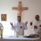 Mszę św. sprawowali (od lewej): ks. Damian Drabikowski, ks. Robert Kowalski i ks. Grzegorz Wójcik.