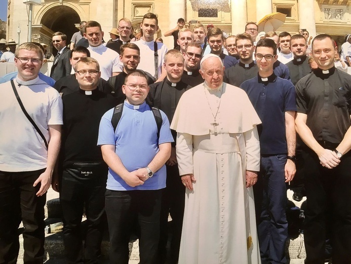 Diakoni bielsko-żywieccy i krakowscy z papieżem Franciszkiem.