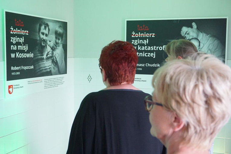 Wystawa "Dla Ciebie zginął policjant, dla mnie tata" w Wałbrzychu
