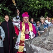 Pamiątkowy obelisk poświęcił abp Józef Górzyński.