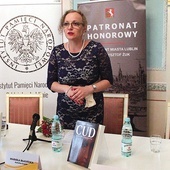 Mariola Błasińska jest z wykształcenia historykiem.