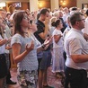 ▲	Modlitwa uwielbienia połączyła uczestników regionalnego spotkania „Alpha na Podbeskidziu”.