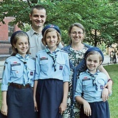Julia, Zuzia i Ania w mundurach harcerskich wraz z rodzicami.