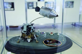 ►	Miniatura statku Apollo 11.