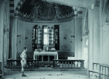 Kościół, do którego wtargnęli niemieccy zbrodniarze. Zdjęcie zrobione kilka miesięcy po tragedii.