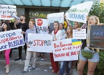 Ukraińcy protestowali przed budynkiem niemieckiej ambasady w Kijowie przeciwko przywróceniu Rosji pełni praw w Radzie Europy.