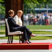 Kanclerz Merkel wysłuchała hymnów na siedząco
