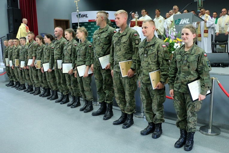 Przyszli oficerowie Wojska Polskiego oddają Bogu nowy etap życia