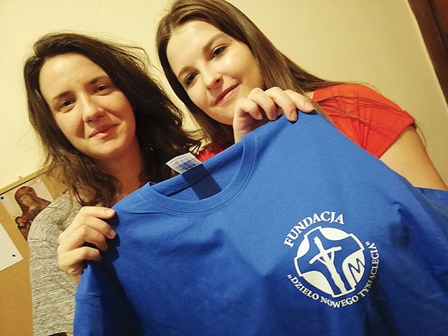 Agnieszka i Gosia z dumą noszą koszulkę z fundacyjnym logo.