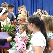 Siostra Sylwia Kaźmierczak dostała od dzieci róże.