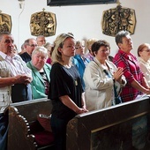 ▲	Uczestnicy uroczystości z dumą noszą karmelitański szkaplerz.