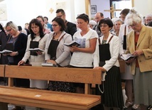 Czciciele Matki Bożej Szkaplerznej w kaplicy sióstr karmelitanek bosych w Oświęcimiu.