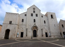 Pracownicy sezonowi okupują włoską bazylikę