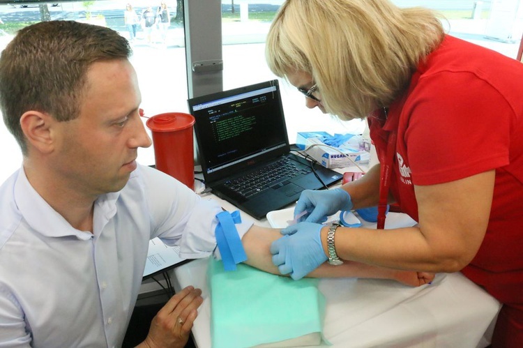 Michał Mulawa, honorowy krwiodawca, jako pierwszy oddał krew w nowym krwiobusie.