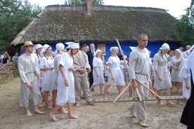 Po Mszy św. Regionalny Zespół Pieśni i Tańca „Boczki Chełmońskie” przedstawił obrzęd żniw.