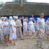 Po Mszy św. Regionalny Zespół Pieśni i Tańca „Boczki Chełmońskie” przedstawił obrzęd żniw.