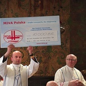 ◄	Diecezjalny duszpasterz kierowców ks. Damian Migacz prezentuje czek na zakup dla katechistów w diecezji Bouar.