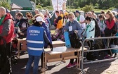 Przed wejściem na teren, gdzie odbywał się odpust w Budsławiu, wszyscy pielgrzymi ze względów bezpieczeństwa byli kontrolowani przez służby ochrony.