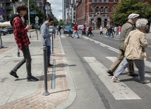 Katowice: podświetlana lista na przejściu ulicznym. Chodzi o pieszych ze smartfonami