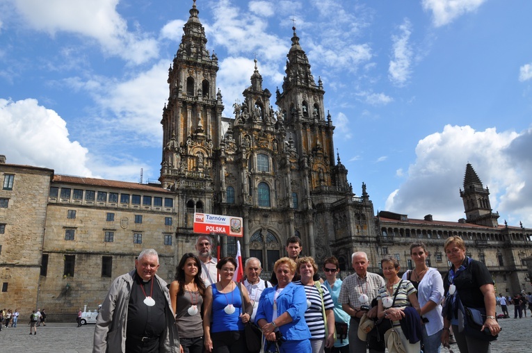 Tarnowska grupa przed bazyliką św. Jakuba w Stantiago de Compostela.