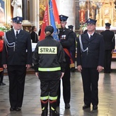 W grupie granatowej wyruszą funkcjonariusze służb mundurowych, m.in. straży pożarnej, policji.