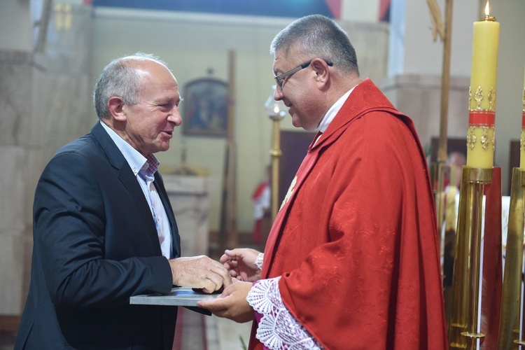 Ks. prał. Józef Drabik wręcza Medal św. Jakuba Józefowi Lewickiemu z Tuchowa.