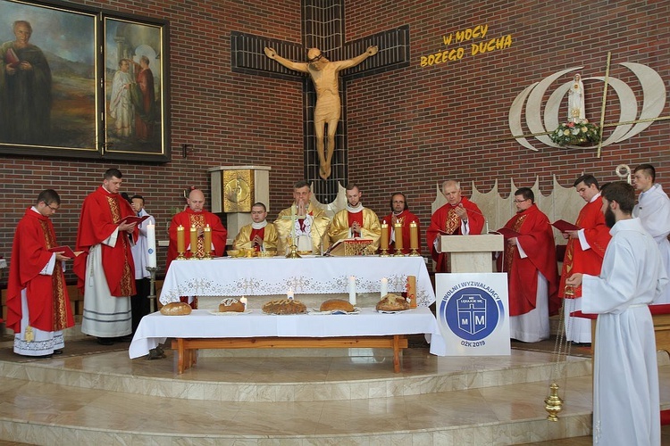 Bp Roman Pindel przewodniczył Mszy św. w kościele św. Pawła na wakacyjnym dniu wspólnoty Oazy.