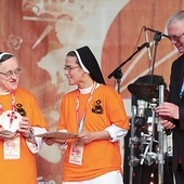 Nagrodę siostrom elżbietankom wręczył ks. Andrzej Loranc.