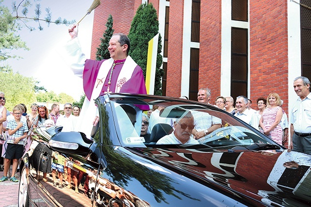 Szerokiej drogi życzył kierowcom biskup, błogosławiąc ustawione w pobliżu kościoła pojazdy.