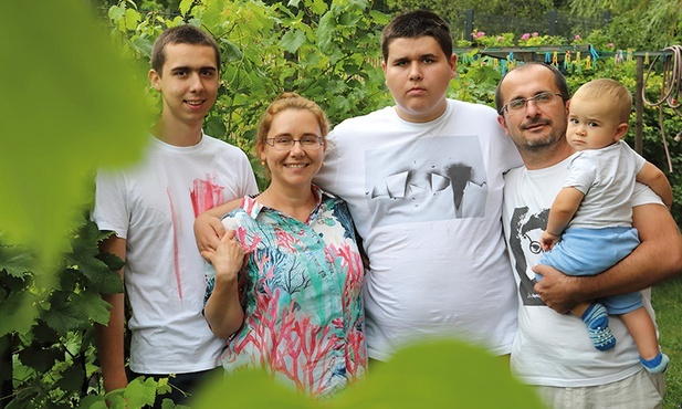 Aleksandra i Piotr Bonarkowie z synami Pawłem, Filipem i najmłodszym Marcinem.