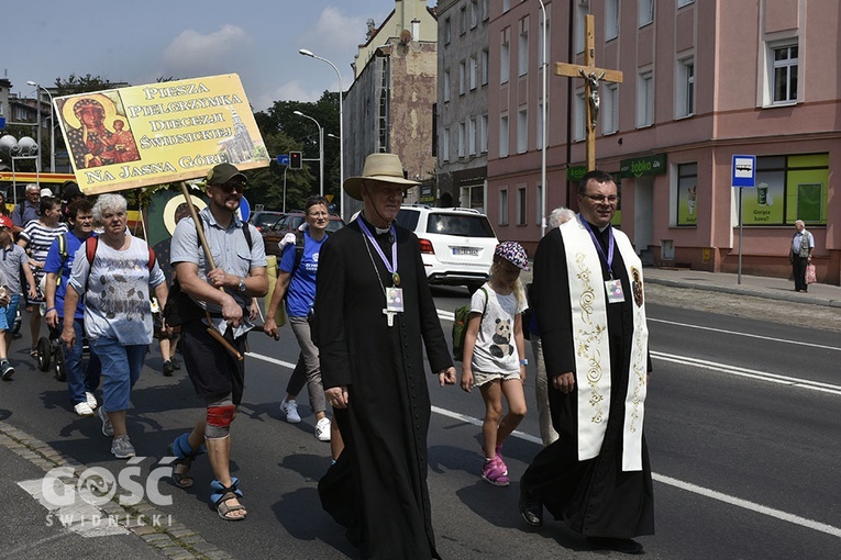 Na czele pielgrzymki przy wyjściu ze Świdnicy stanęli bp Ignacy Dec wraz z ks. Krzysztofem Iwaniszynem, nowym przewodnikiem głównym pielgrzymki.