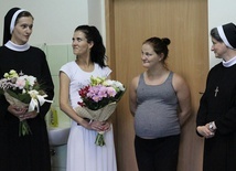 S. Blanka Stawniczy (z lewej) kieruje Domem Matki i Dziecka Caritas w Lipniku.